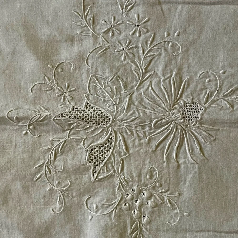 White Lace Trimmed Tablecloth 22/24 inches